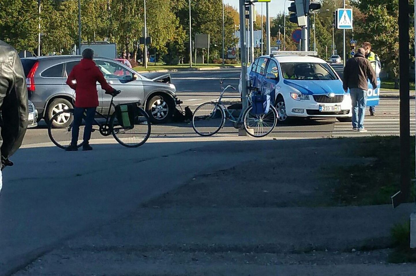 Sõiduauto ja politseiauto kokkupõrge Pärnus Riia maantee ja Papiniidu tänava ristmikul.