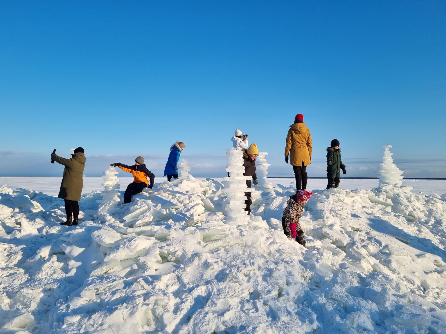 ILMAIME: Triigis ehitasid ühed huvilised jäätorne ja teised tegid nende taustal selfisid.