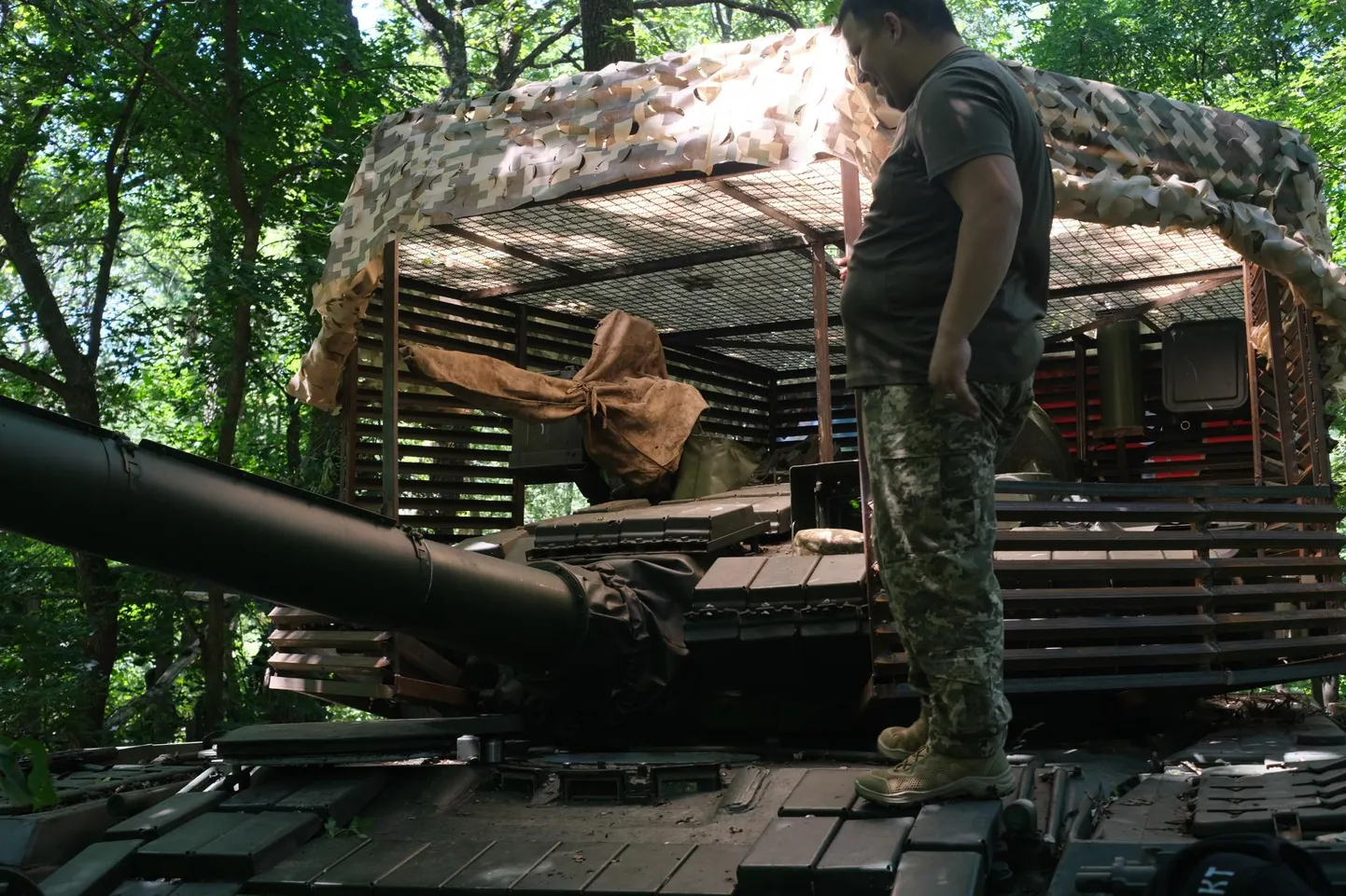 Võrreldes Vene armee tankidega on Ukraina relvajõudude tankidele droonide vastu ehitatud lisakaitsed läbi mõeldud nii, et need ei takistaks lahingus torni pööramist ja koos sellega kahuritoru liigutamist.