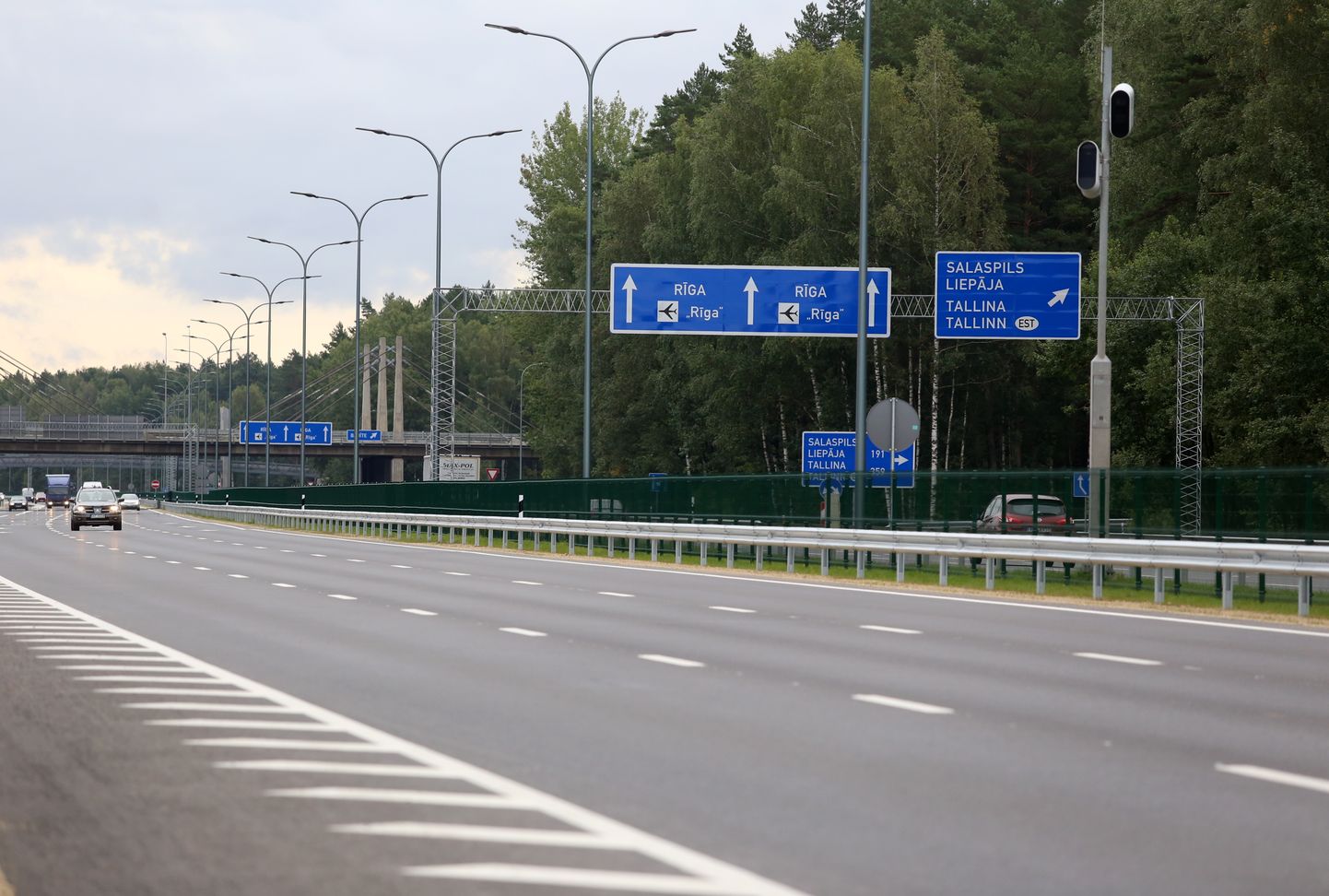 Atjaunotā Jūrmalas šoseja posmā no Rīgas robežai līdz Jūrmalas caurlaižu punktam.