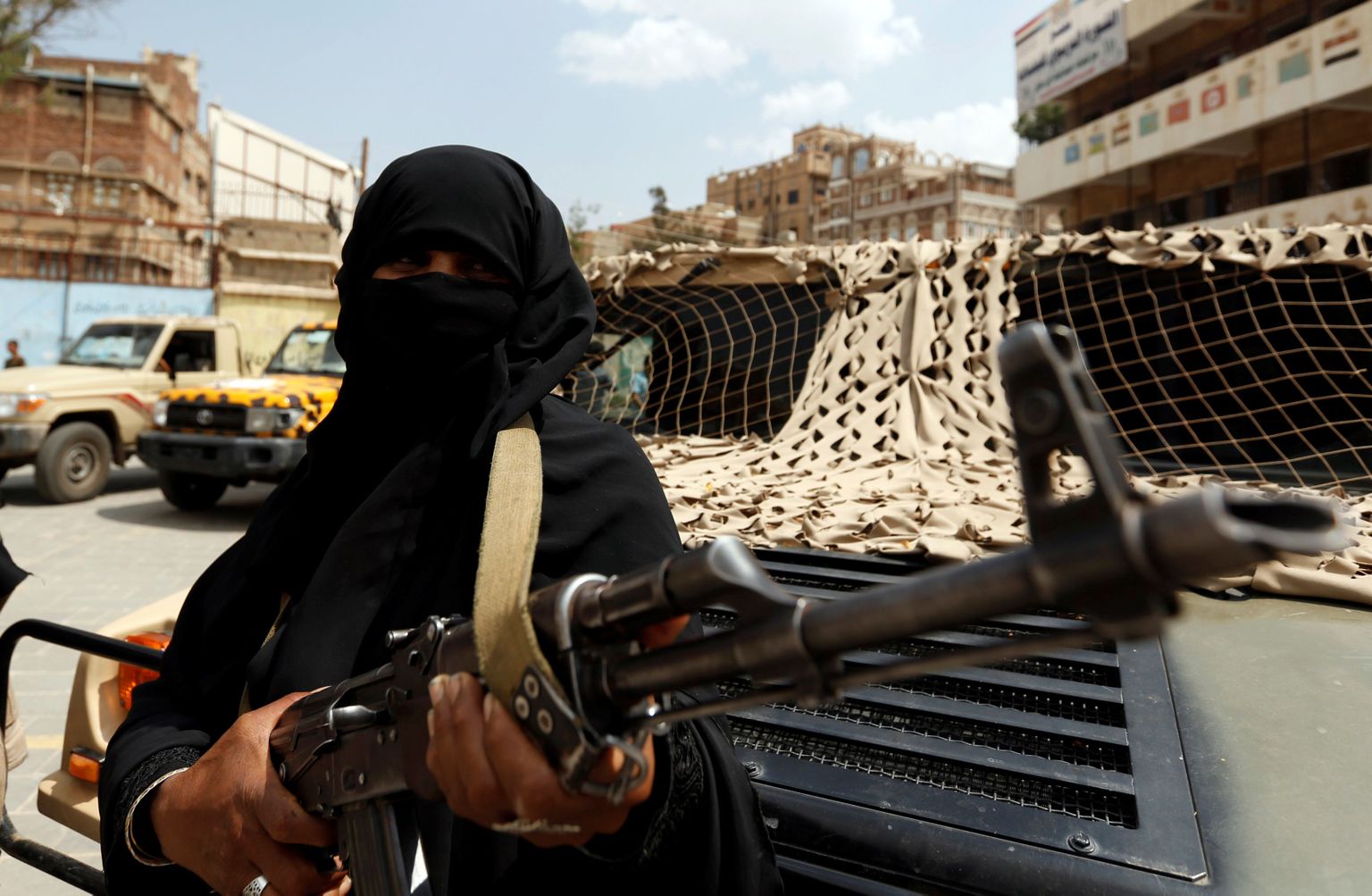 Вооруженная женщина в Йемене.
