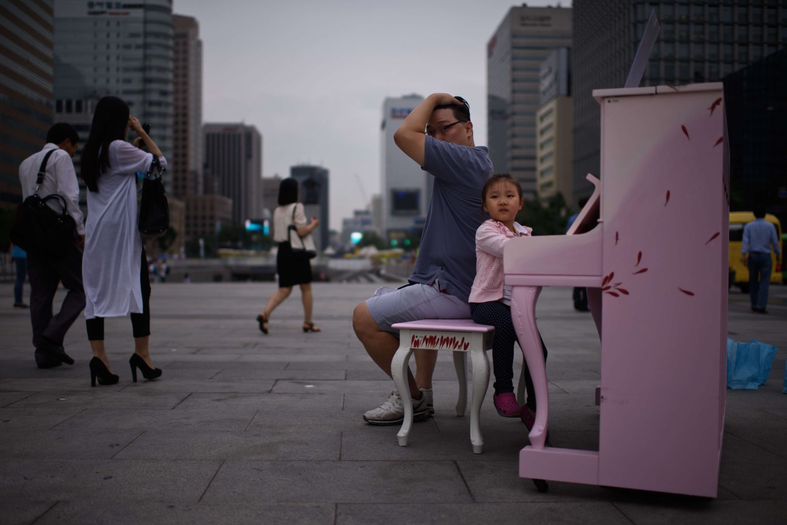 Lõuna-Korea laps mängimas klaverit tänaval