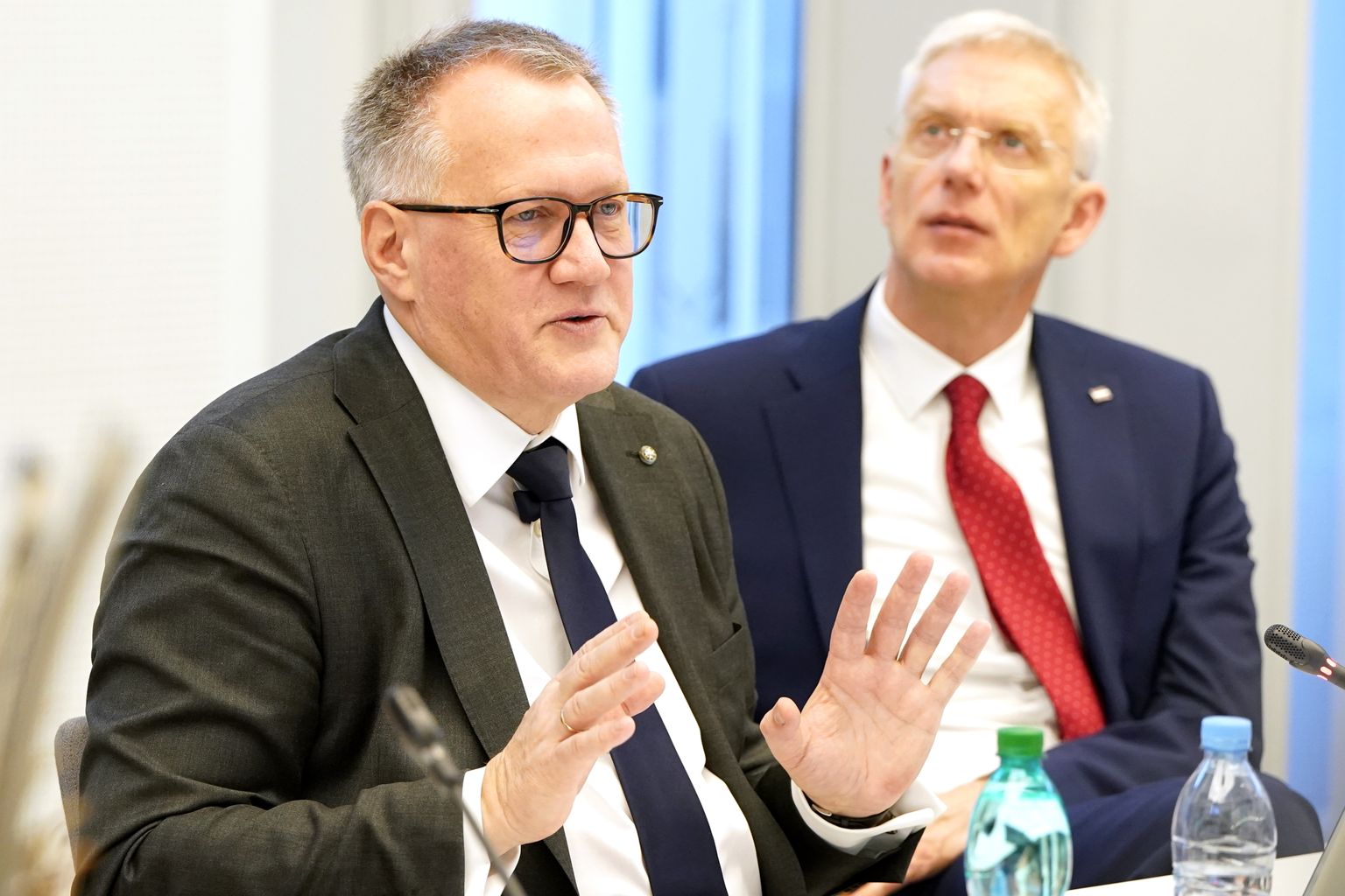 Finanšu ministrs Arvils Ašeradens (no kreisās) un Ministru prezidents Krišjānis Kariņš piedalās Saeimas Budžeta un finanšu (nodokļu) komisijas sēdē, kurā konceptuāli skata valsts 2023. gada budžeta likumprojektu.