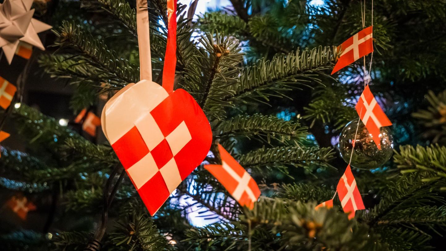 Taanlaste jõulupuid kaunistavad traditsiooniliselt käsitsi valmistatud pabersüdamed ja rahvuslipukestega vanikud.