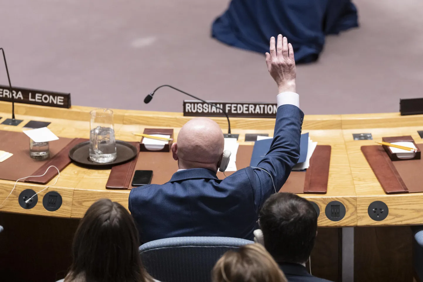 ÜRO peaassambleel võeti eile vastu resolutsioon, mis toetas Vene armee väljaviimist Ukrainast, ehk Ukraina territoriaalse terviklikkuse taastamist. Tegemist oli ajaloolise hääletusega, kuna USA ei toetanud Euroopa ja Ukraina algatatud resolutsiooni ja hääletas sisuliselt koos Venemaaga Ukraina vastu.