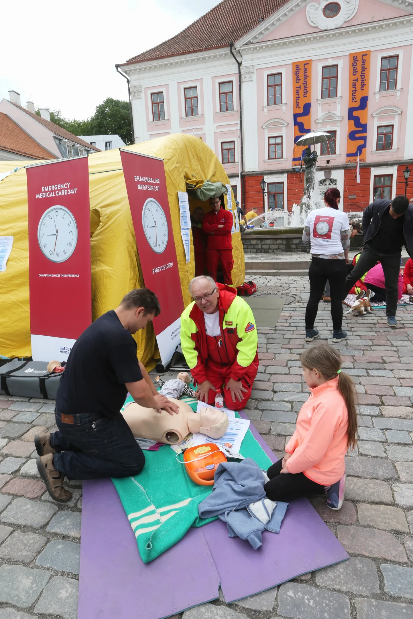 27. mail tähistatakse erakorralise meditsiini päeva. Pildil kliinikumi EMO töötajad Raekoja platsil oma tööd tutvustamas. Pildil keskel Ago Kõrgvee.