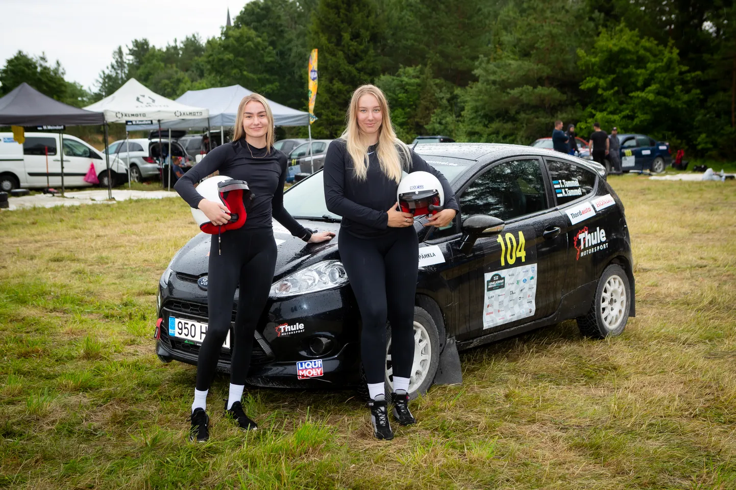 JÄRJEKORDNE START: Nädal tagasi olid Karoliina ja Triinu ka Kihelkonna rahvaralli stardis.