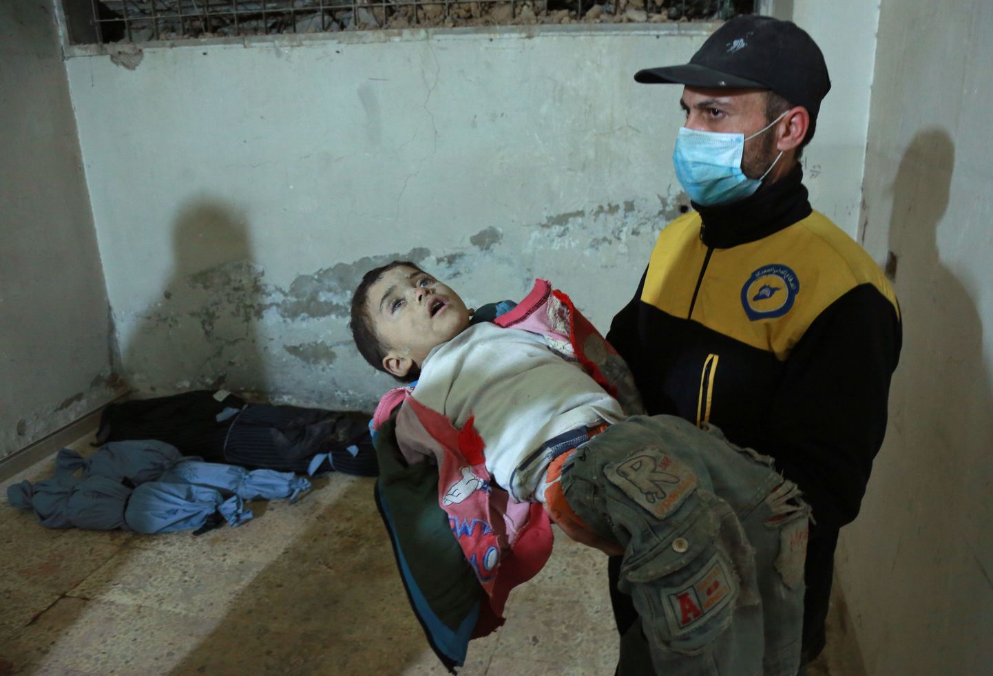Süüria meedik hoidmas Ida-Ghouta enklaavis väidetavas gaasirünnakus kannatada saanud last.