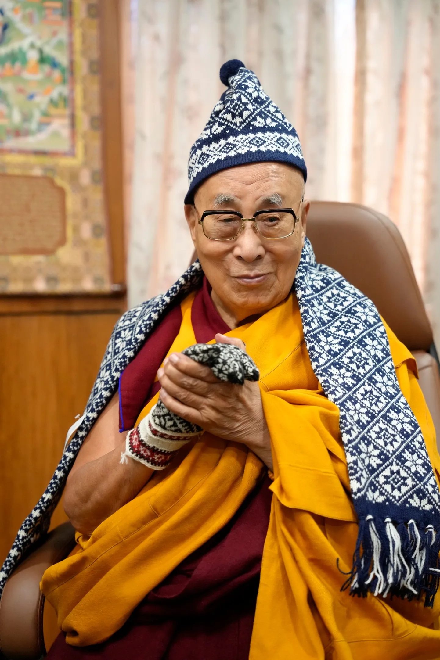 Dalai laama eesti parlamendiliikmete kingituste – Kihnu salli, kinnaste ning mütsiga