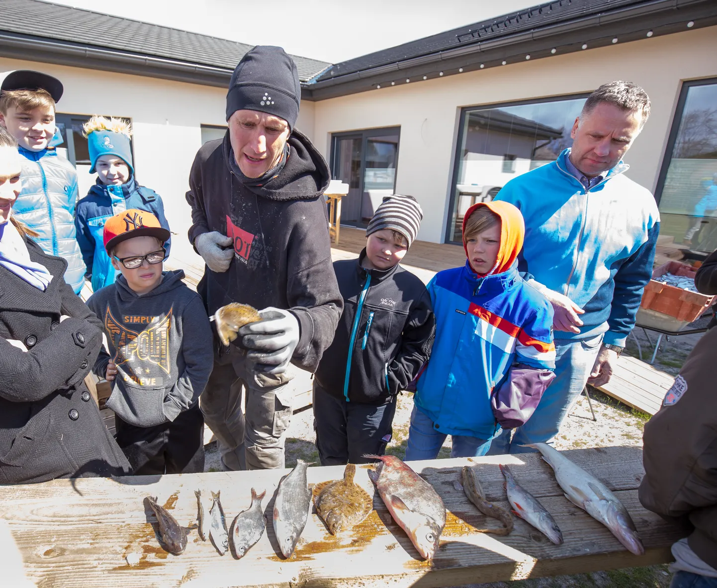 Soovituslike normide järgimisega võib tekkida probleeme kaluritel. Samuti peaks pisut ettevaatlikum olema suuremate räimede söömisega. Illustratiivsel pildil tutvustab Raio Piiroja Ülejõe põhikooli lastele Läänemere kalu.
