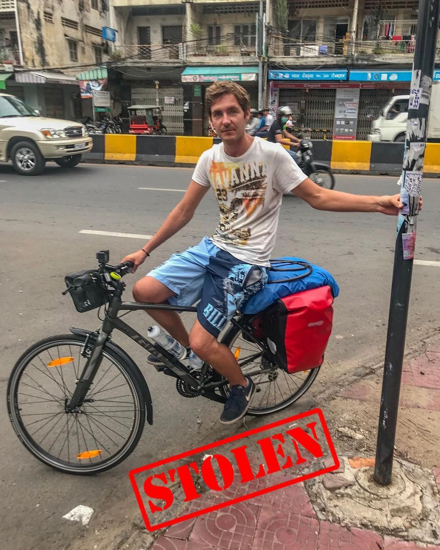 Fotol on Risto Kambodžas koos nüüd varastatud jalgrattaga