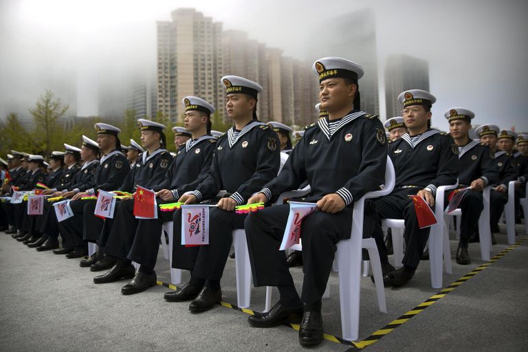 Hiina meremehed jälgivad publikust etendust, mis korraldati Qingdaos Rahva Vabastusarmee mereväe 70. aastapäeva auks. 
