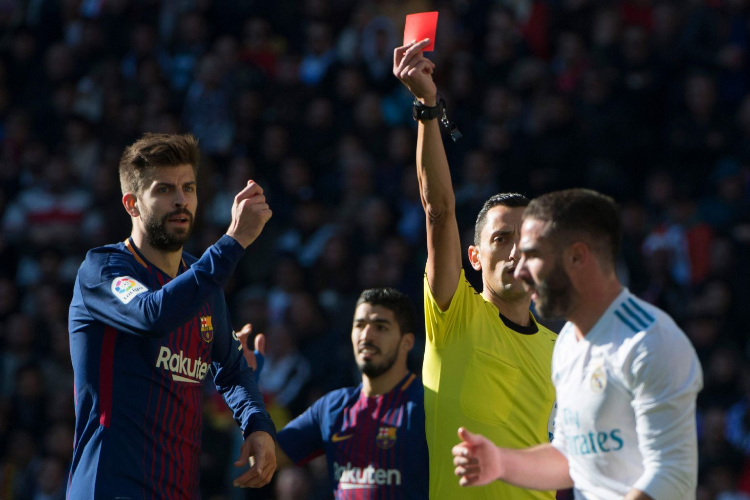 Kohtunik Jose Maria Sanhcez Martinez näitab punast kaarti Madridi Reali kaitsjale Dani Carvajalile. Vasakul sekundeerib Barcelona mees Gerard Pique.