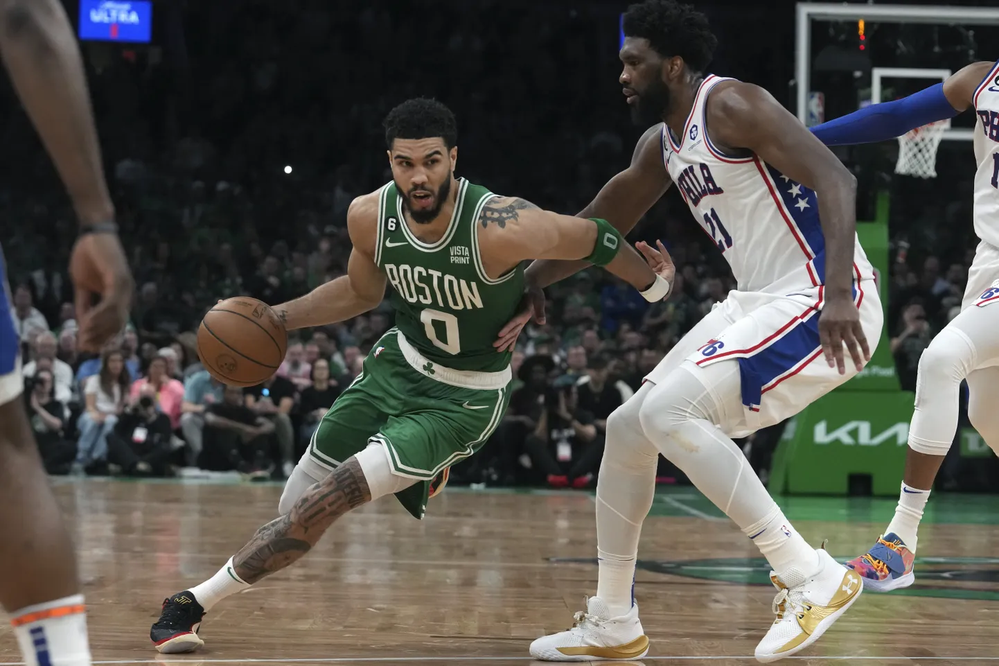 Boston Celtics tähtmängija Jayson Tatum (palliga) mängis NBA põhihooaja parima mängumehe Joel Embiidi otsustavas lahingus selgelt üle.
