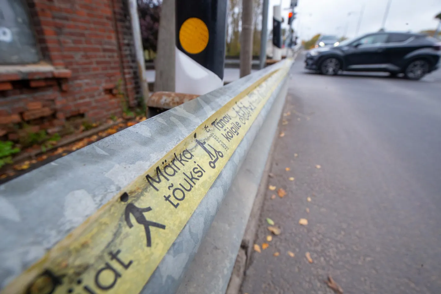 Autovabaduse puiestee raames linnapilti ilmunud "Märka" kleepsud on endiselt linnapildis.