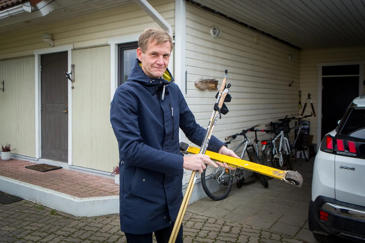 RAIDO RULLSUUSKADEGA on kunagi sõitnud suusaäss Andrus Veerpalu, kelle autogramm kaunistab üht suuska.