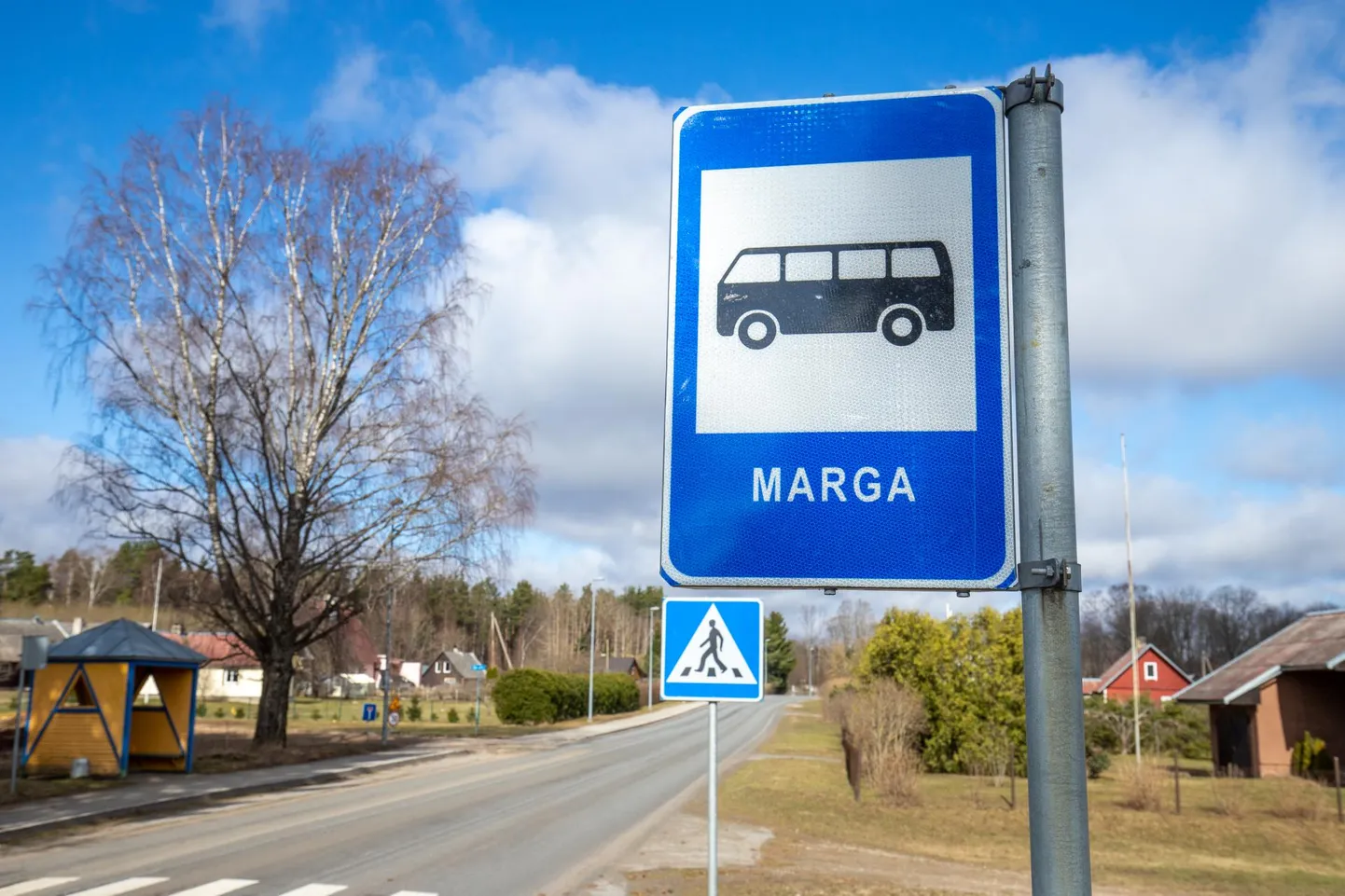Marga bussipeatuse silt Haljalas.