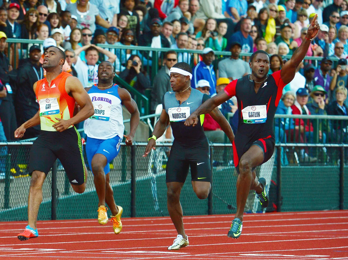 Justin Gatlin (kõige parempoolsem) Tyson Gay (kõige vasakpoolsem)