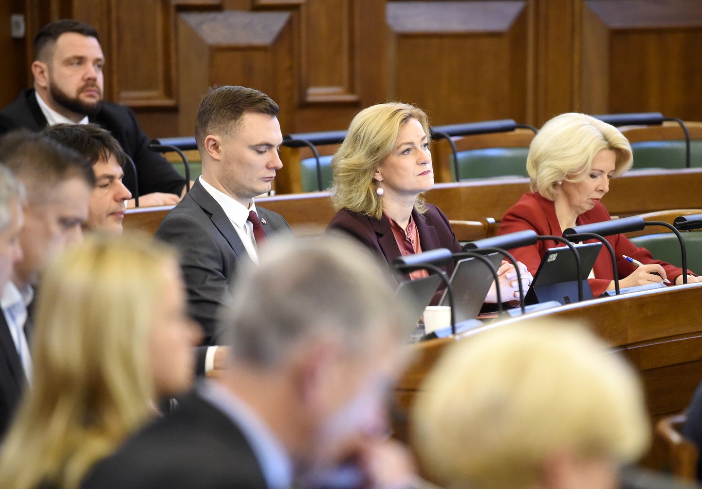Aizsardzības minisrtra amata kandidāte Ināra Mūrniece (no labās), ekonomikas ministra amata kandidāte Ilze Indriksone un Saeimas deputāts Artūrs Butāns Saeimas ārkārtas sēdē, kurā paredzēts balsojums par uzticības izteikšanu Krišjāņa Kariņa izveidotajam Ministru kabinetam.