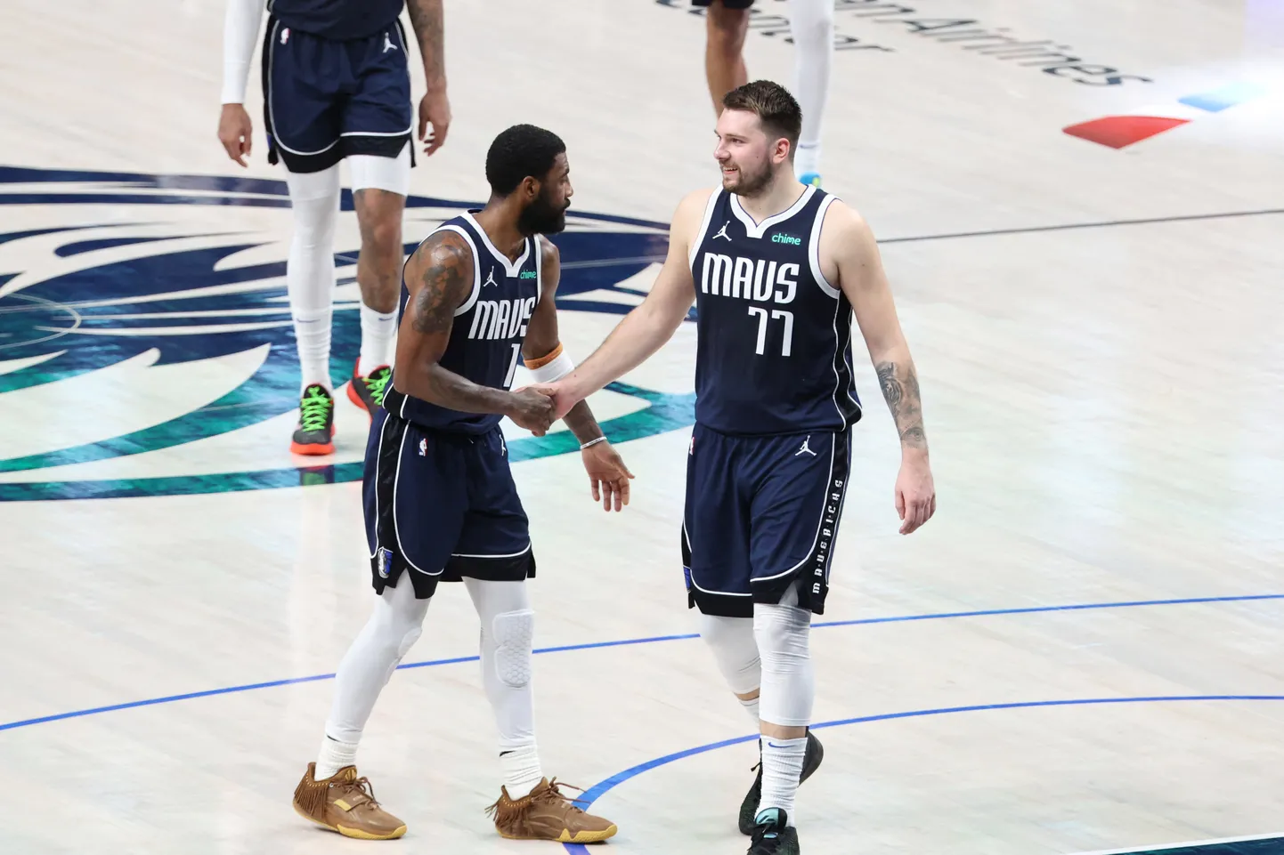 NBA zvaigznes Kairijs Ērvings un Luka Dončičs