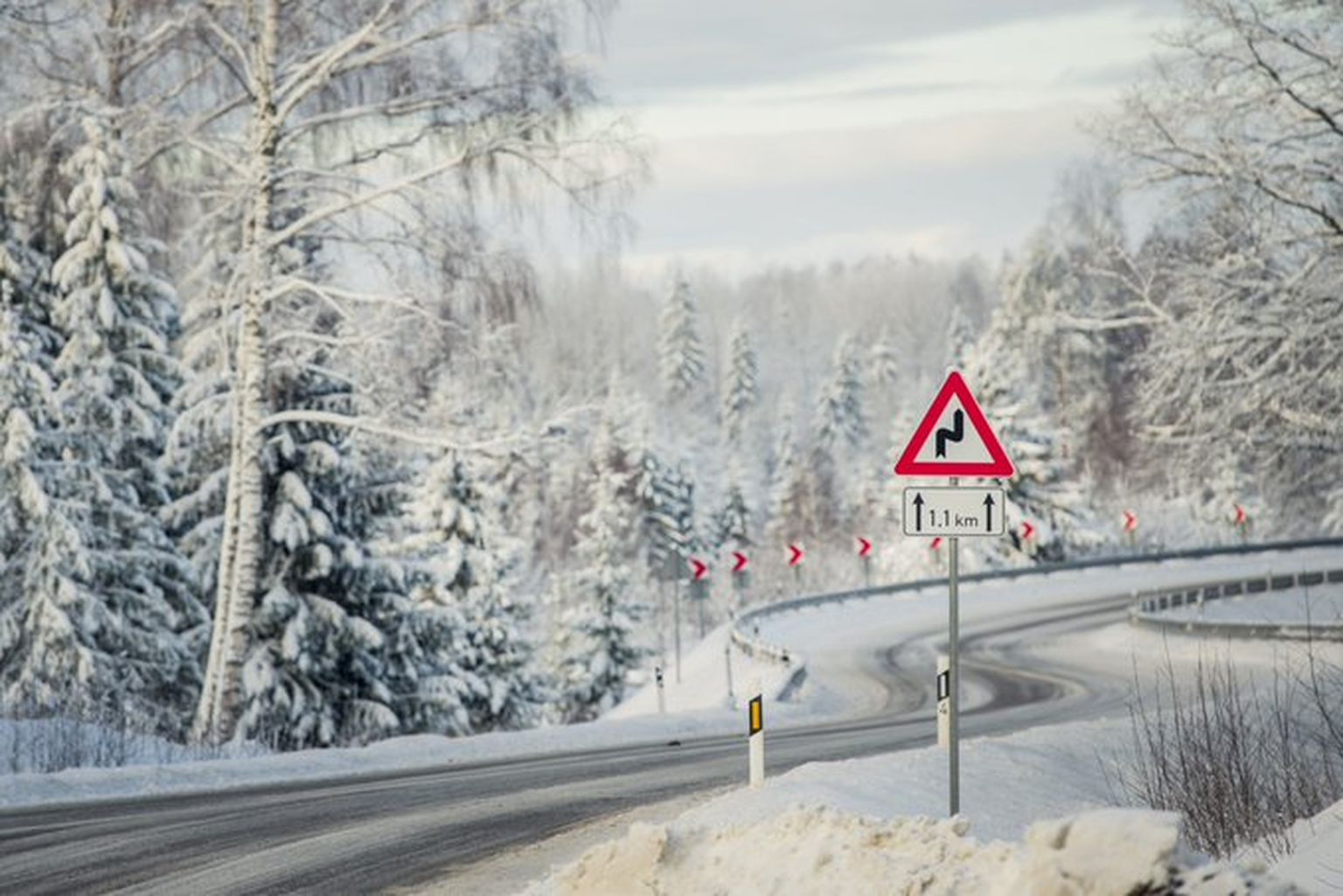 Sniega un apledojuma dēļ daudzviet Latvijā joprojām ir apgrūtināta braukšana