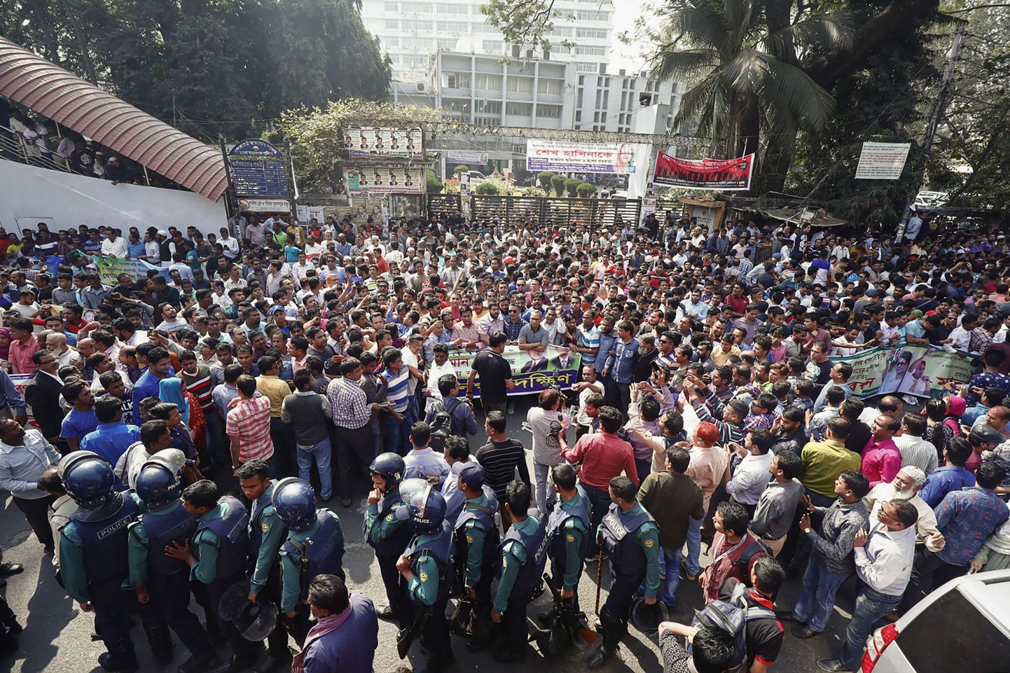Meeleavaldajad opositsioonijuhi Khaleda Zia vabastamist nõudmas.