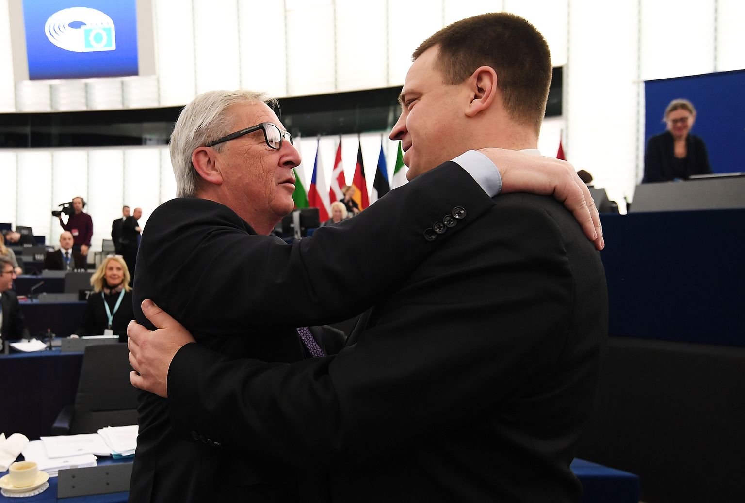 Enne europarlamendi debati algust sai peaminister Jüri Ratas nautida Euroopa Komisjoni presidendi Jean-Claude Junckeri sooja embust.