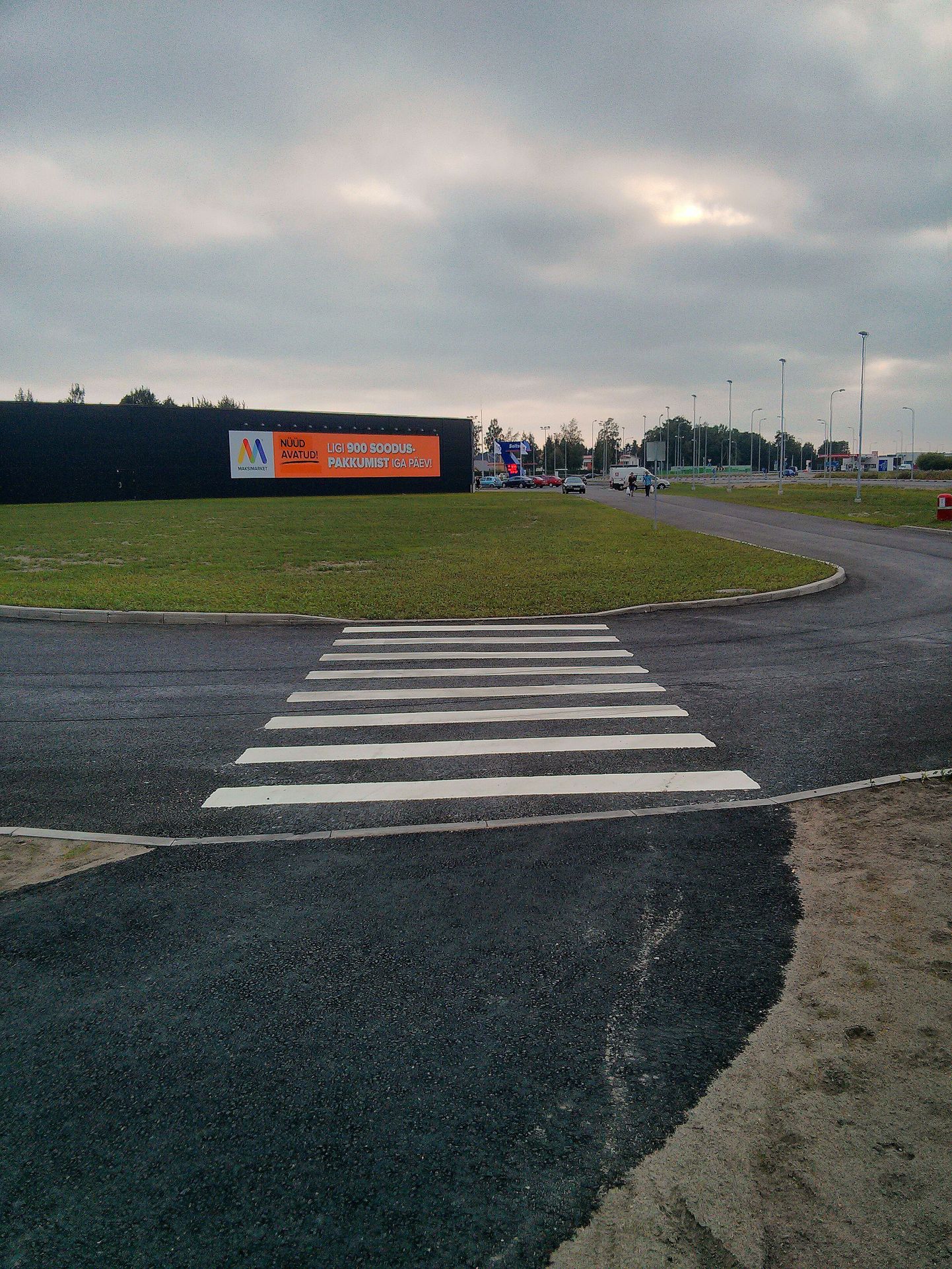Pärnu uue Maksimarketi taga asuv jalakäijate ülekäigurada viib haljasalale.