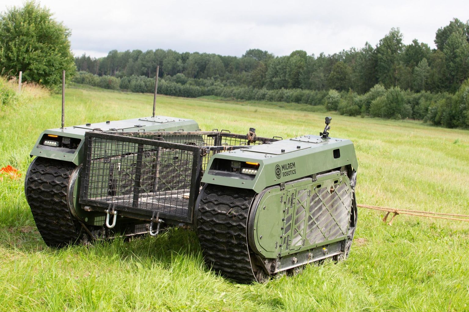Riigi Kaitseinvesteeringute Keskus (RKIK) allkirjastas Hollandi kaitseministeeriumiga ühise hankelepingu, mille alusel soetatakse Eesti tehnoloogia­ettevõttelt Milrem Robotics seitse mehitamata maismaasõidukit Themis.