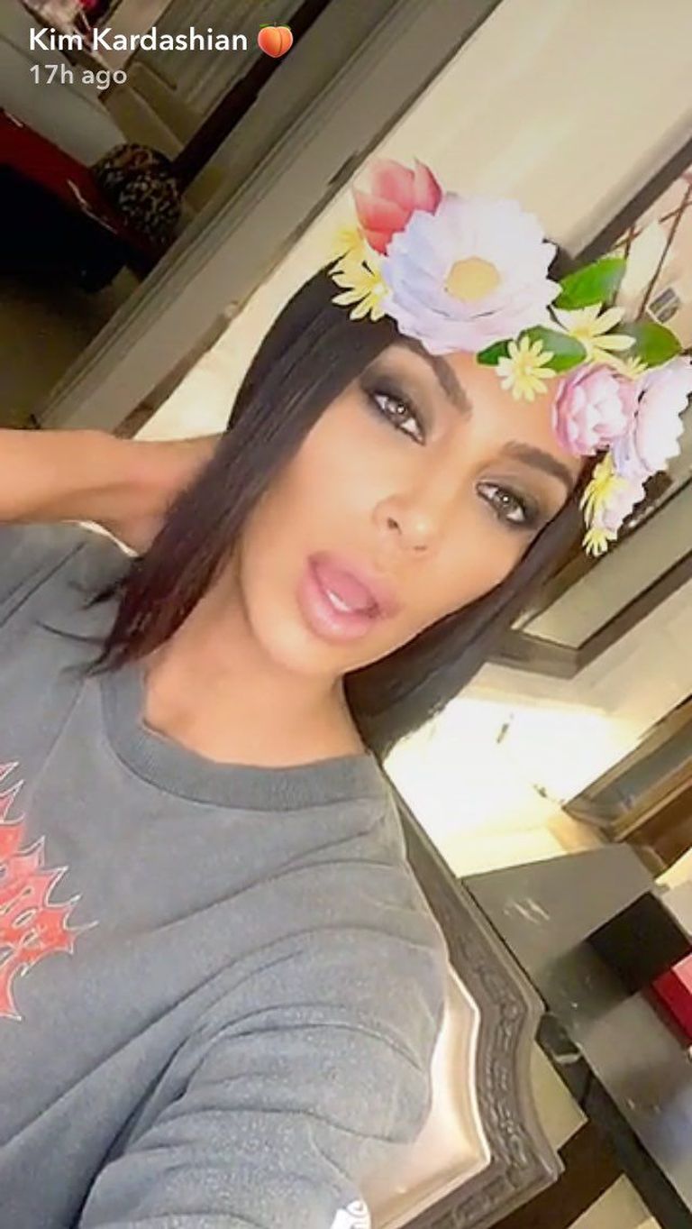 Kim Kardashian ja kommipuru marmorlaual./ Snapchat