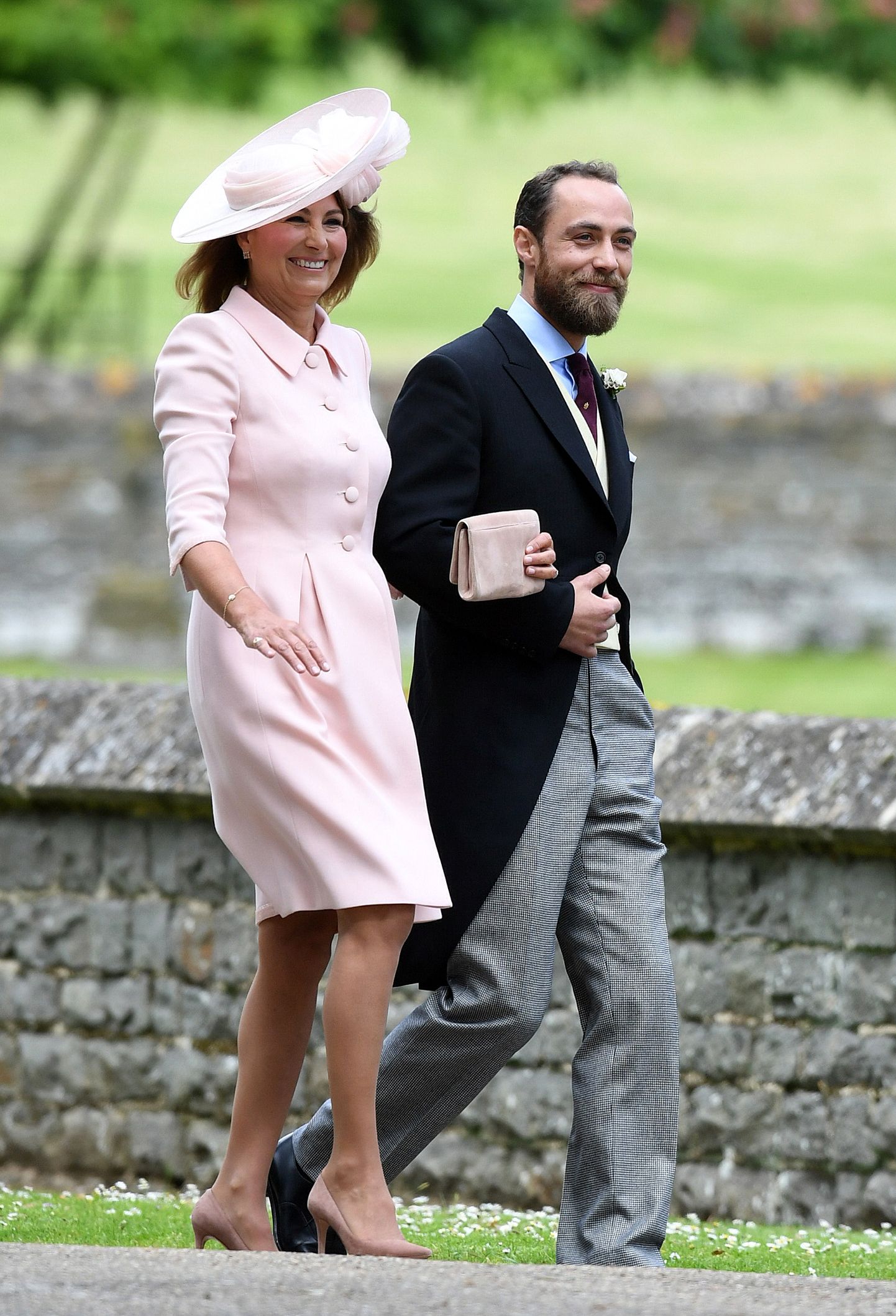 Ema ja poeg, Carole Middleton  ja James Middleton saabumas Pippa Middleton´i pulma.
