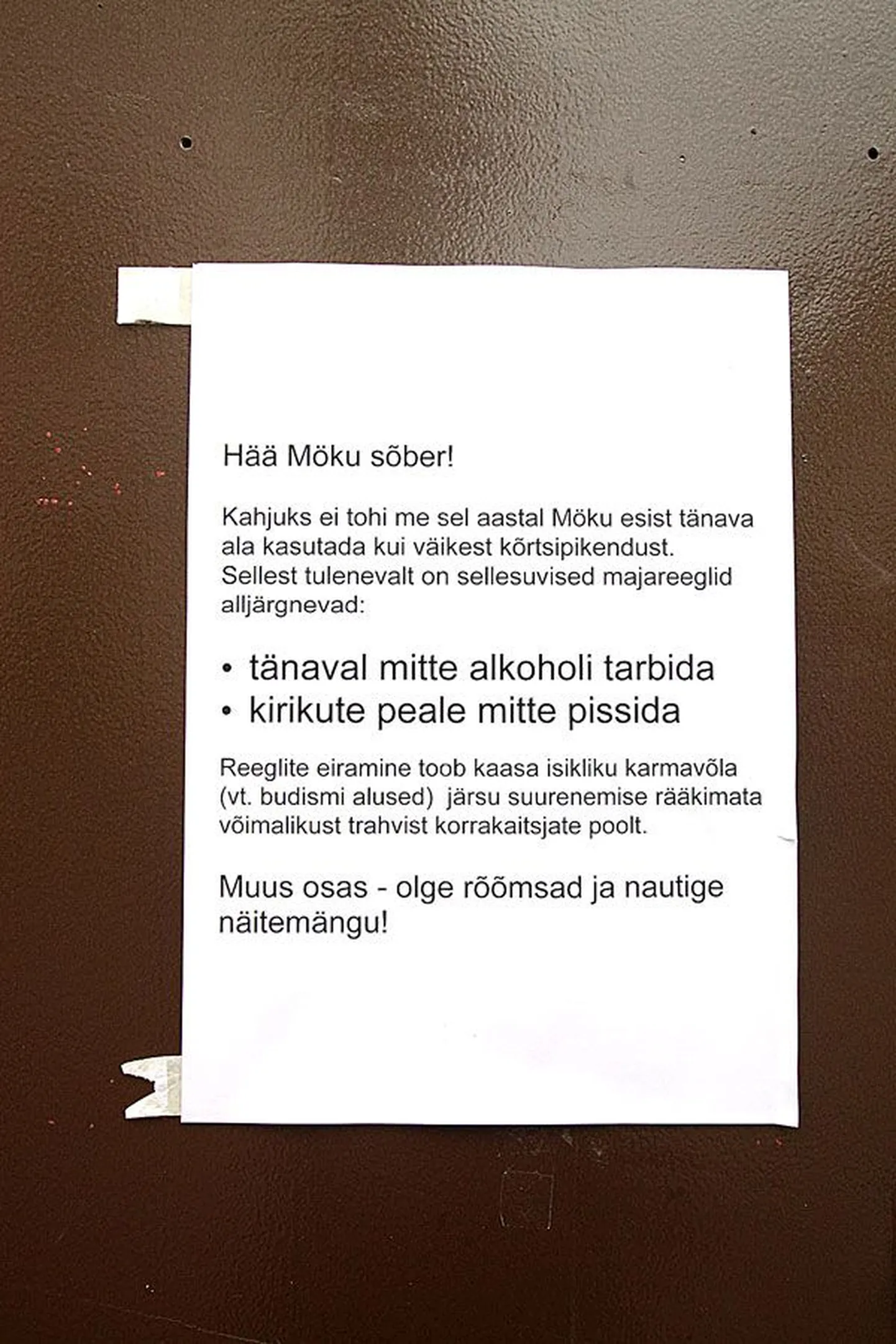 Möku baari ukse kõrval olev silt selgitab baarikülastajatele, miks on joogiga tänavale minek paha mõte. Kui väliala teoks saab, pole selle sildi järele enam tarvidust.