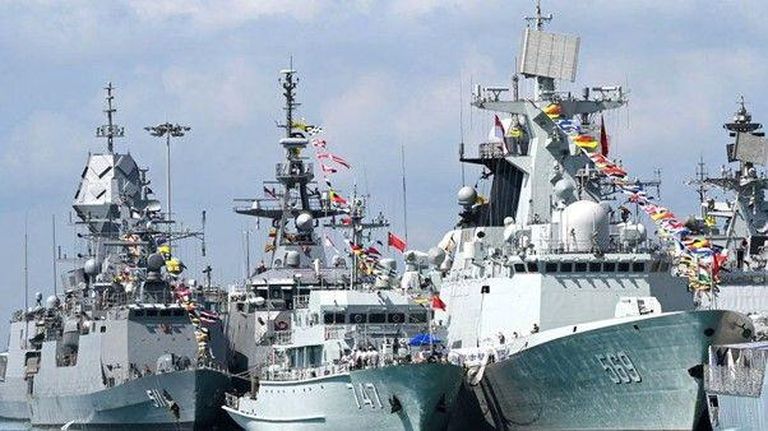 Сегодня Китай располагает самыми большими военно-морскими силами в мире. Фрегат с управляемым ракетным оружием «Юлин» (справа) и тральщик «Чиби» (в центре) в порту Сингапура