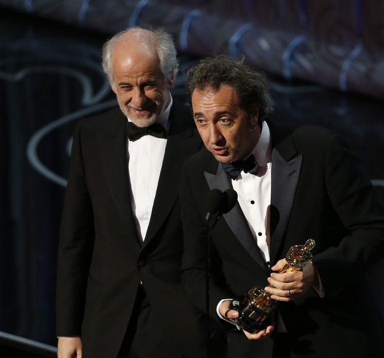 Aktieris Tonijs Servilo un režisors Paolo Sorentino saņem "Oskara" balvu par filmu "Dižais skaistums"