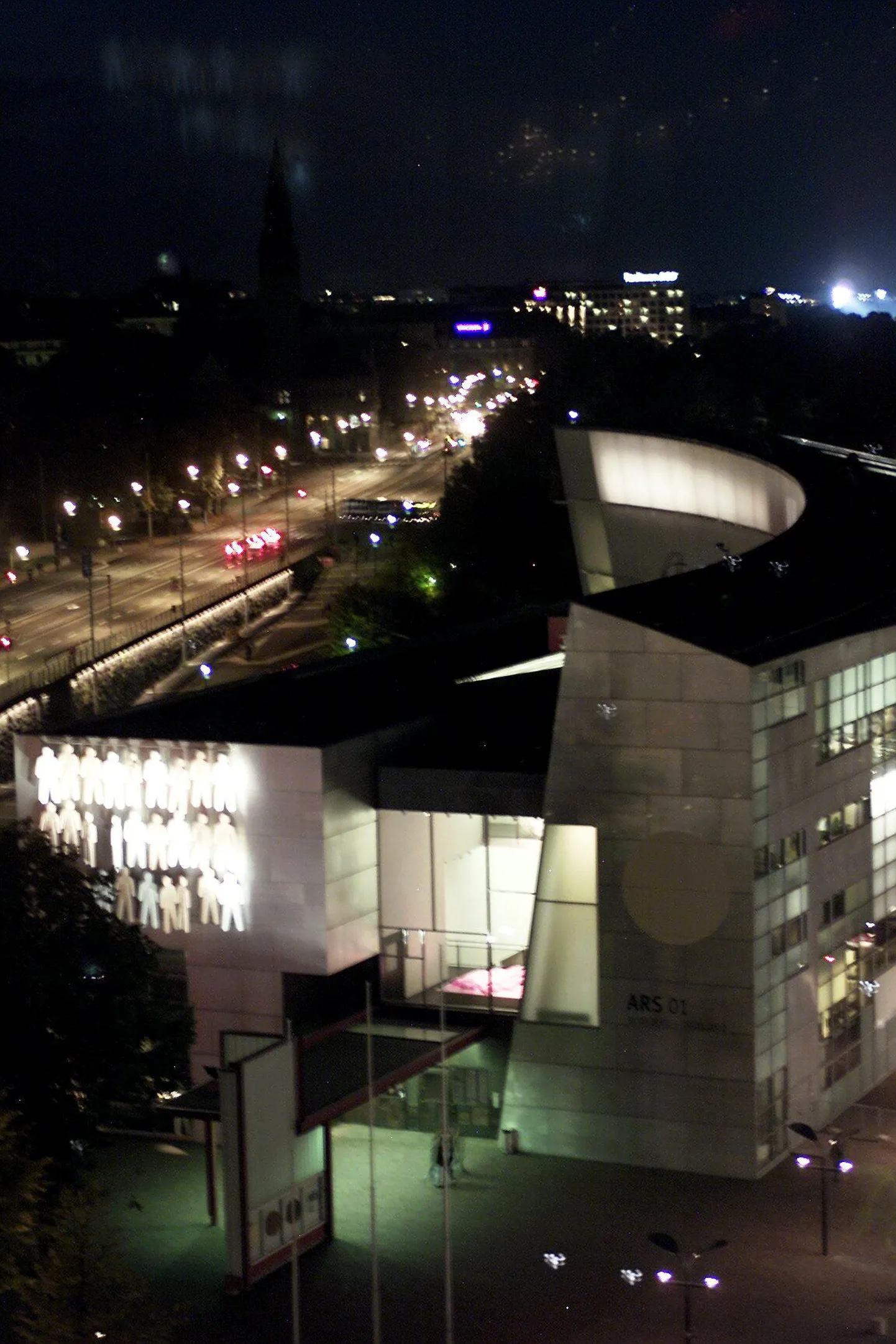 Kaasaegse kunsti muuseum Kiasma asub Helsingi kesklinnas.