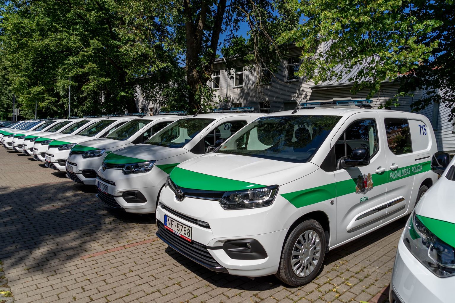 Rīgas pašvaldības policijas 20 jaunie mikroautobusi.