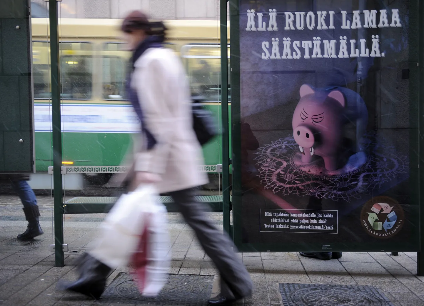 Реклама на улицах Хельсинки призывает людей активнее тратить сбережения, чтобы поддержать экономику.