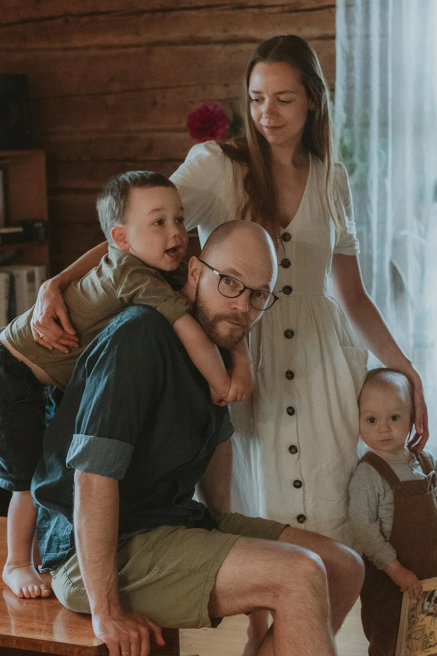 Johan-Kristjan Konovalov abikaasa Signe ning poegade Kaarel Levi (isa seljas) ja Johannesega.