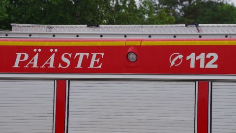 Kortermaja seina ääres põles puuriit