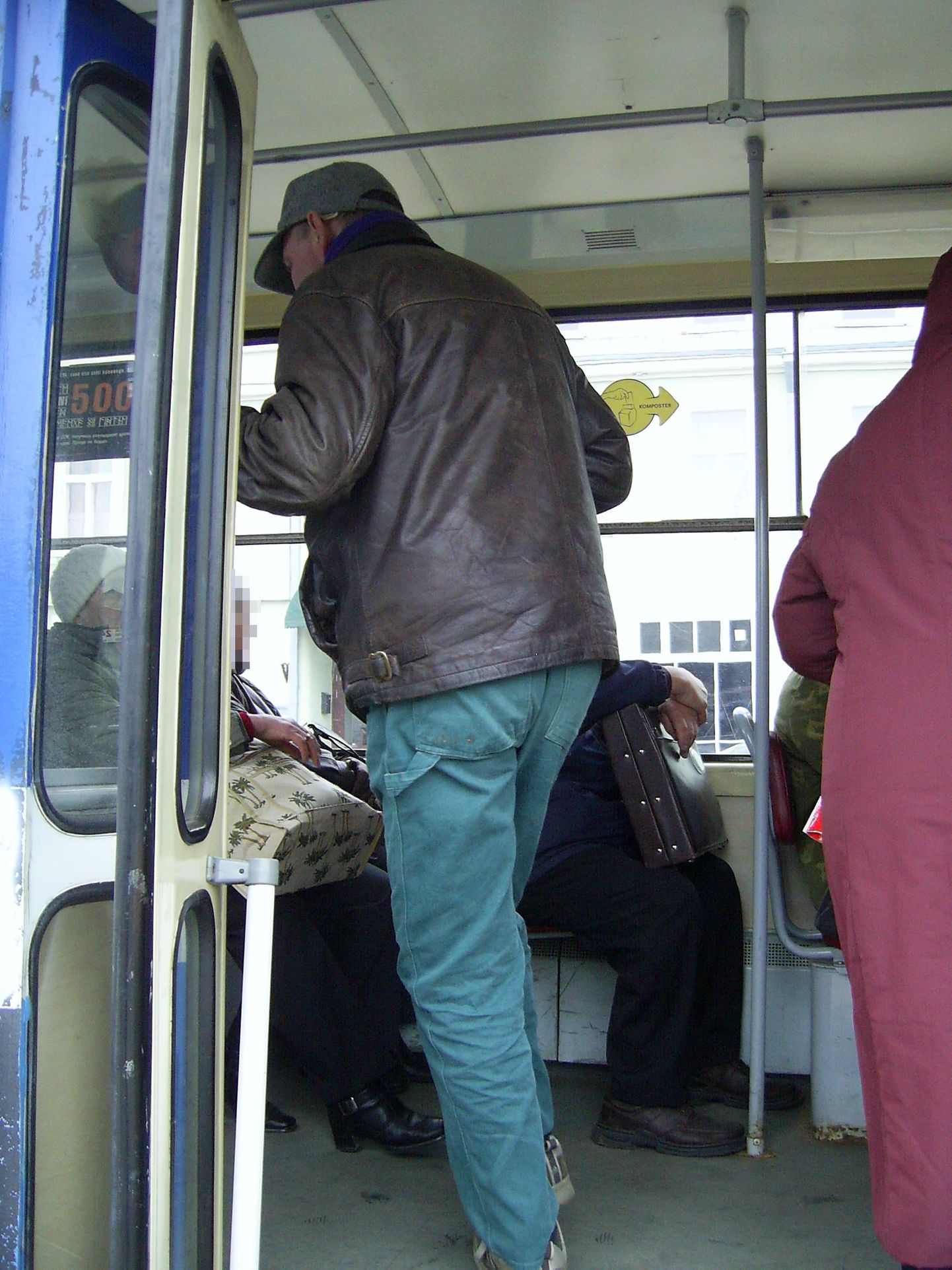 Mees agressiivselt Balti jaama peatuses trammi sisenemas.