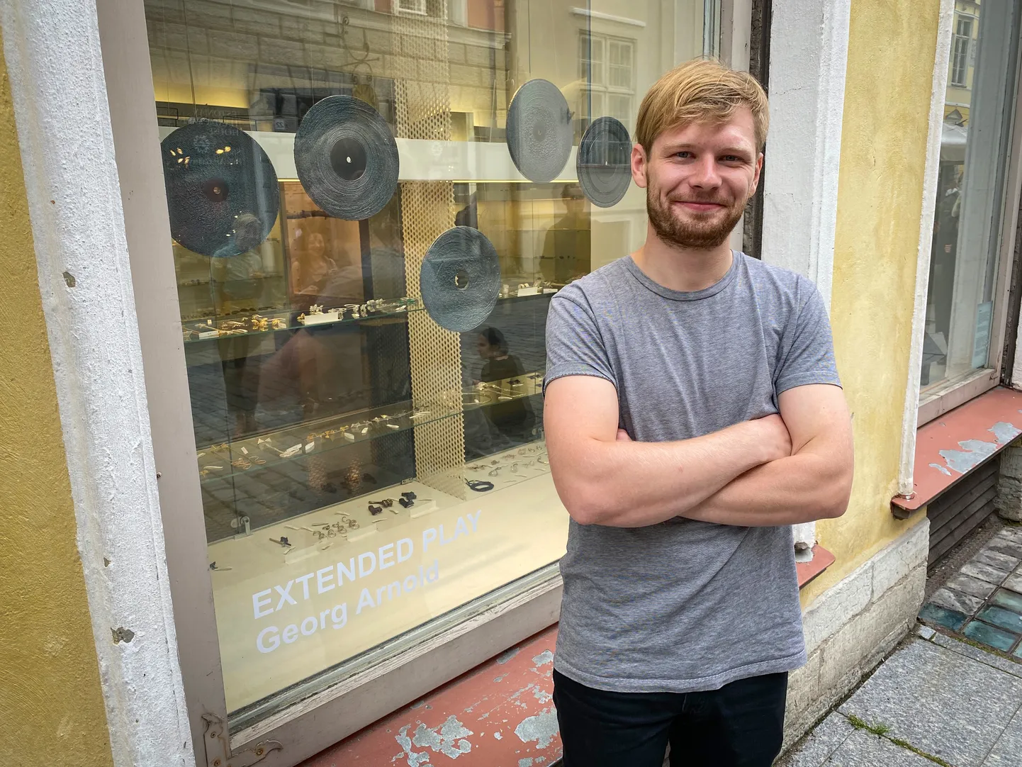 METALL JA SPIRAAL: Georg Arnoldi esimese näituse taieseid inspireerisid Archimedes ja vinüülplaadid.