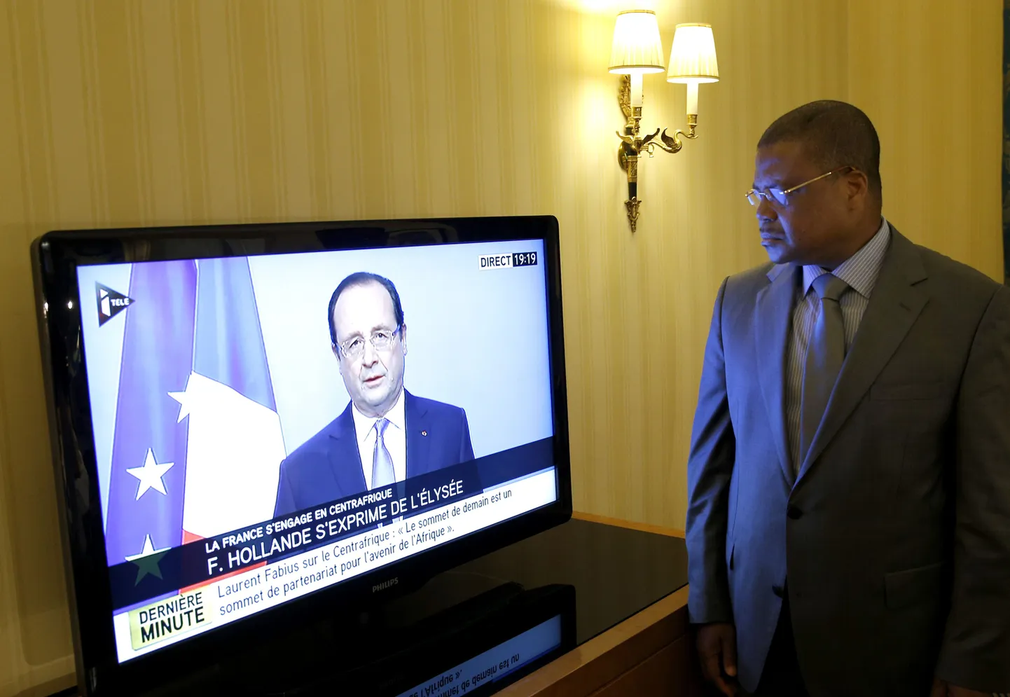 Kesk-Aafrika Vabariigi peaminister Nicolas Tiangaye jälgib telerist, kuidas Prantsuse president Francois Hollande lubab kahekordistada Prantsuse vägede hulka oma endises koloonias.