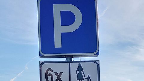 Таллиннец недоумевал, почему знаки на парковке возле супермаркетов Prisma изображают только маму с ребенком?