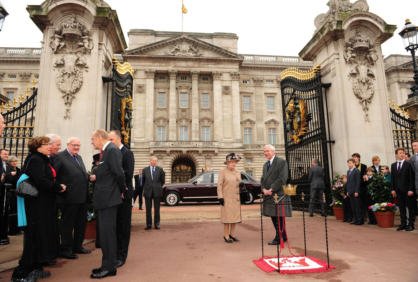 Британская королева у центральных ворот Букингемского дворца в Лондоне.