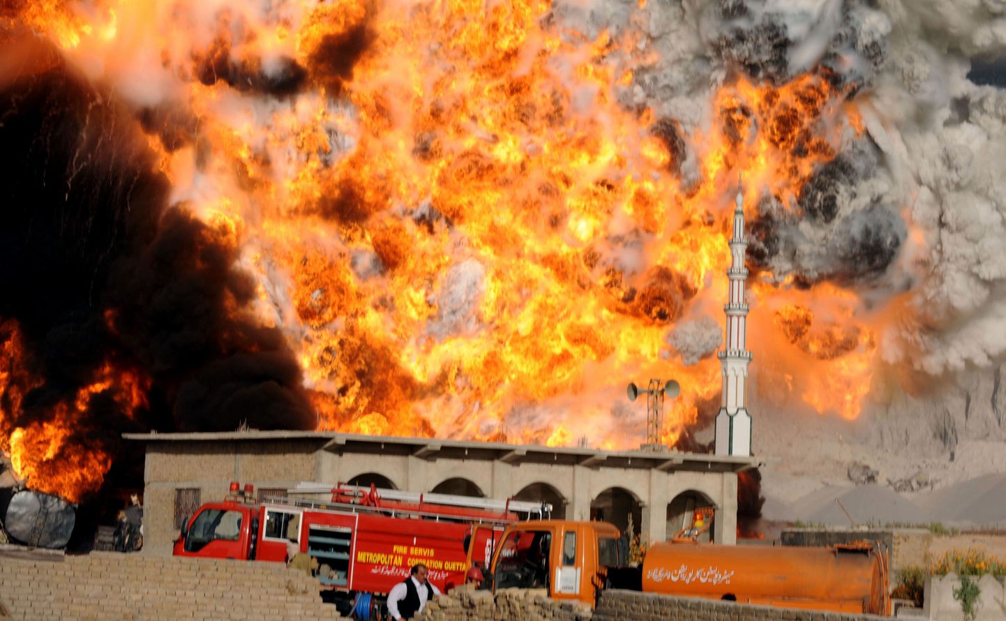 Põlevad NATO kütuseveokid täna pärast rünnaku alla sattumist Quetta linnas.