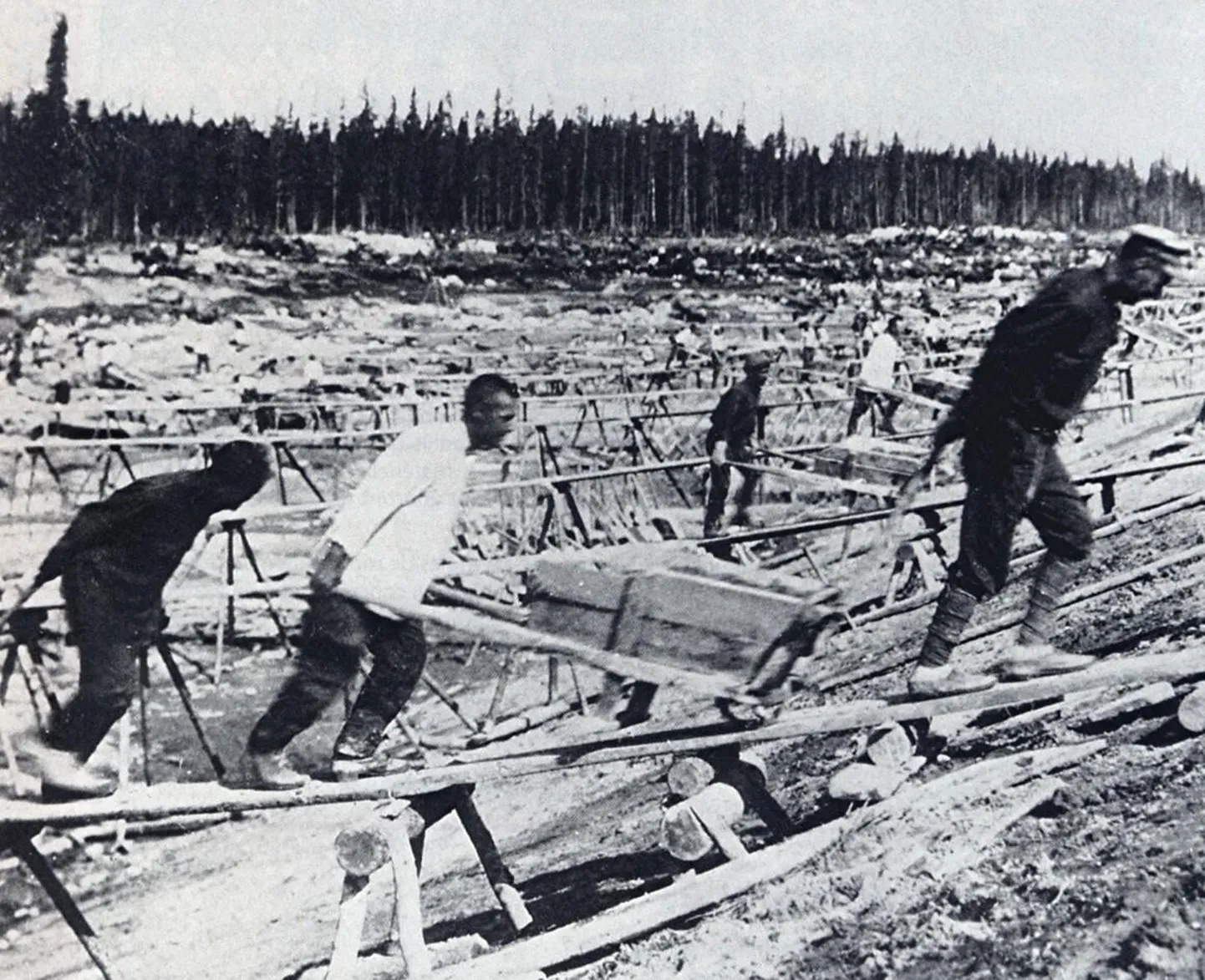 Kommunistlik ümberkasvatus: nälg ja ülejõukäiv töö viis paljud kinnipeetud ruttu nimeta hauda. Pildil vangide töö Valgemere kanali ehitusel 1932.