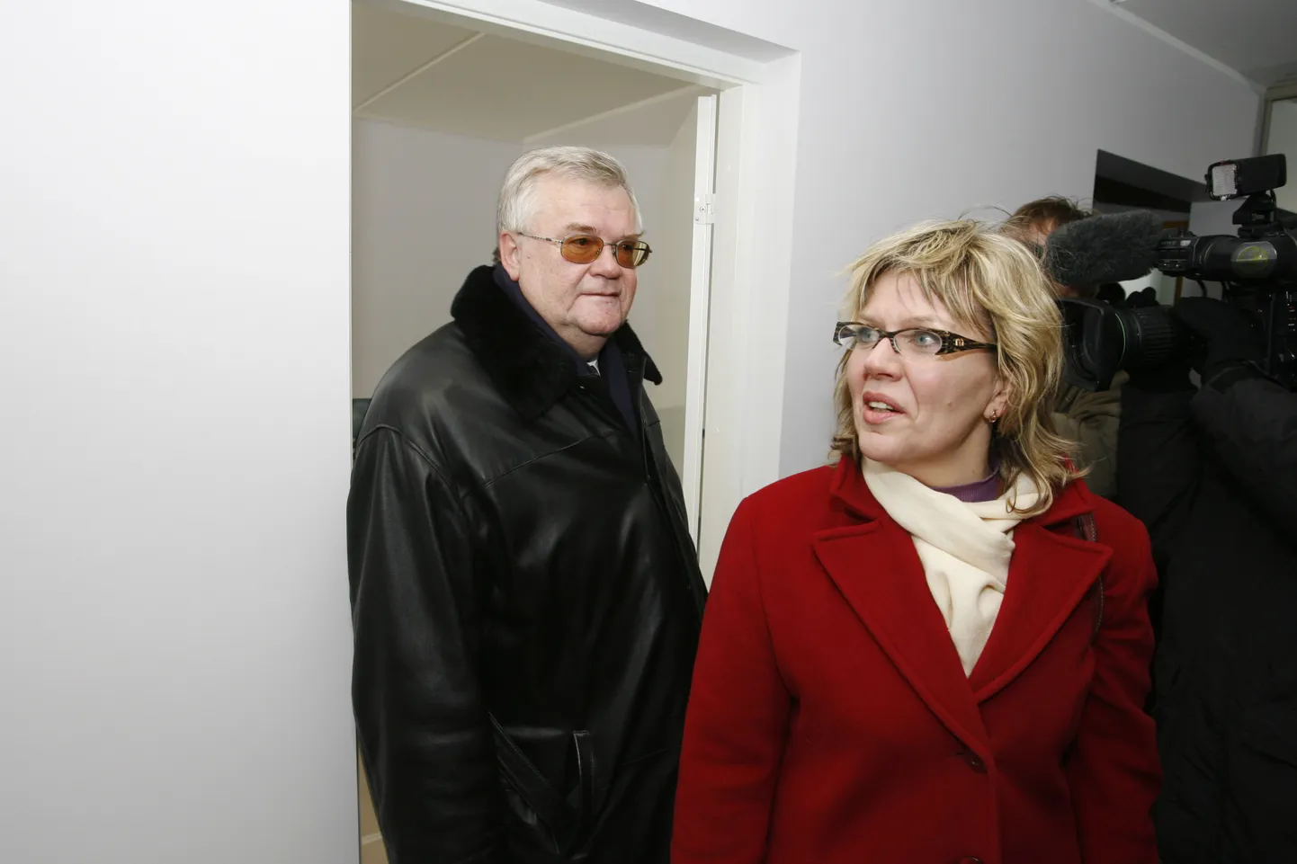 Tallinna abilinnapea Eha Võrk ja linnapea Edgar Savisaar Loopealse elurajooni munitsipaalkorterit kaemas.