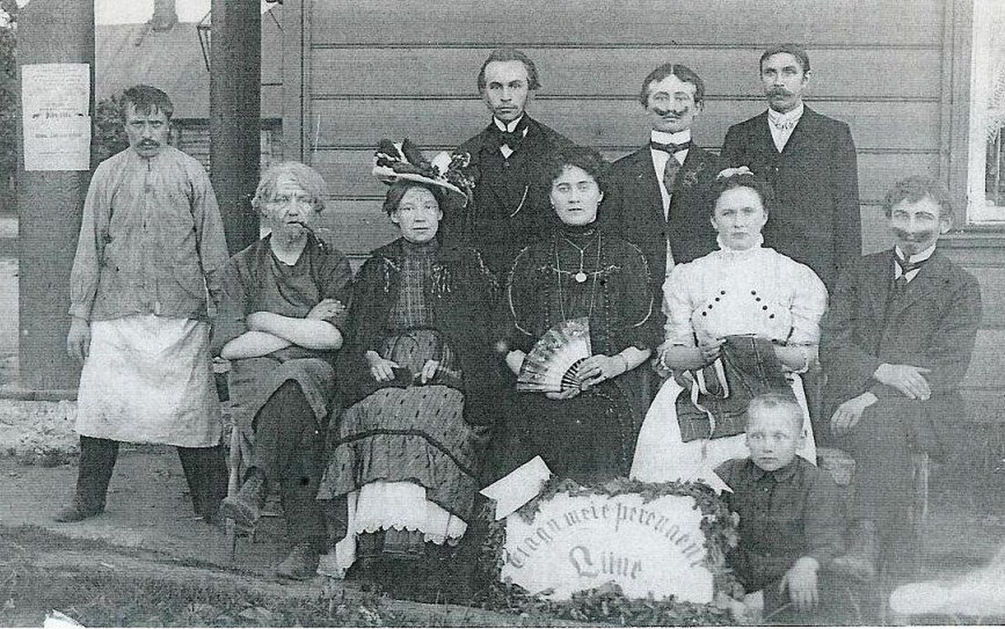 Fotol on 1907. aastal Viru-Nigulas toimunud etenduse tegelased.