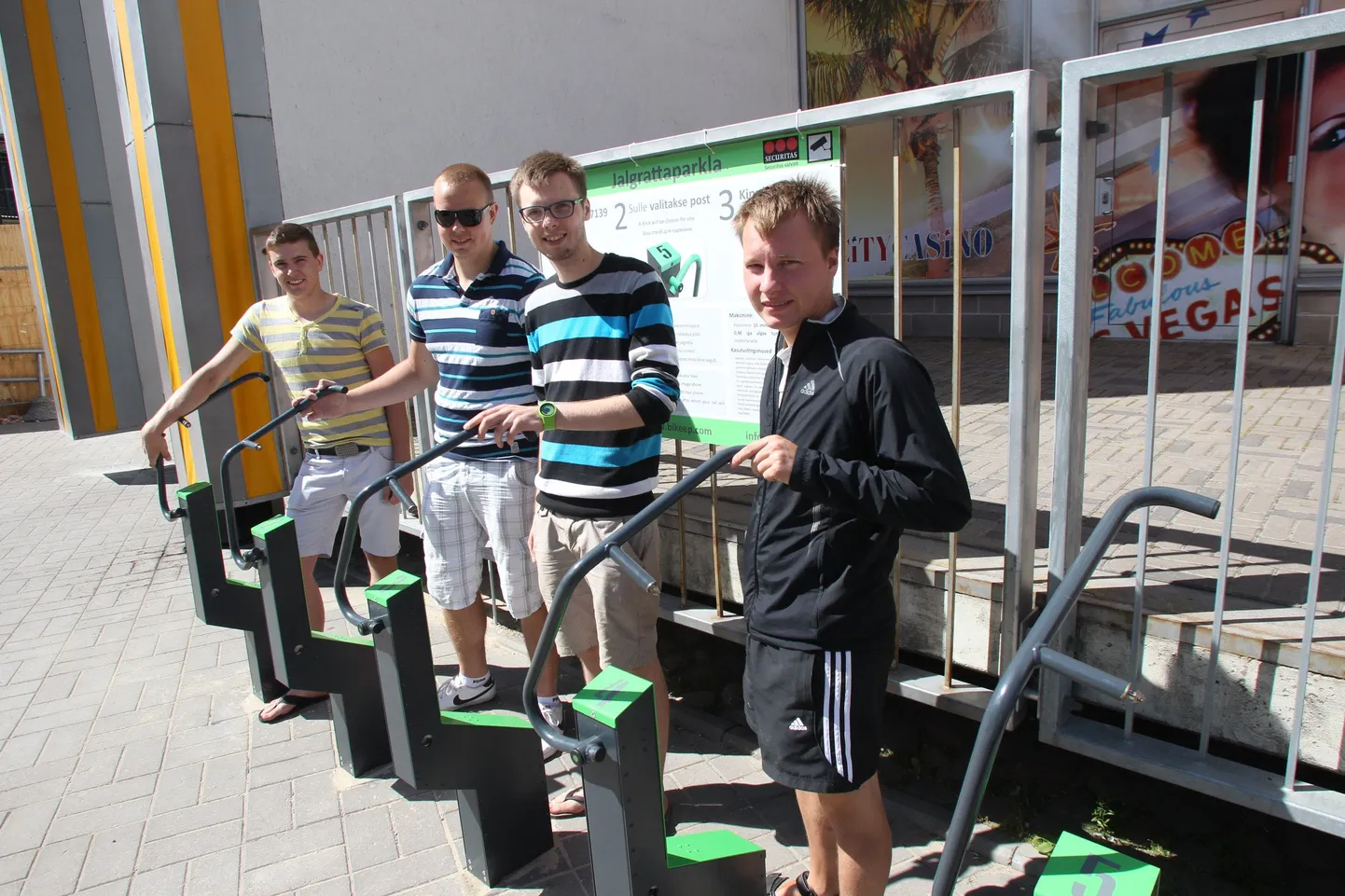 Innovatiivne rattaparkla. Vasakult OÜ Bikeep meeskonnaliikmed Kustas Kõiv, Mikk Moses, Ott Reinhold ja Meelis Haidak.