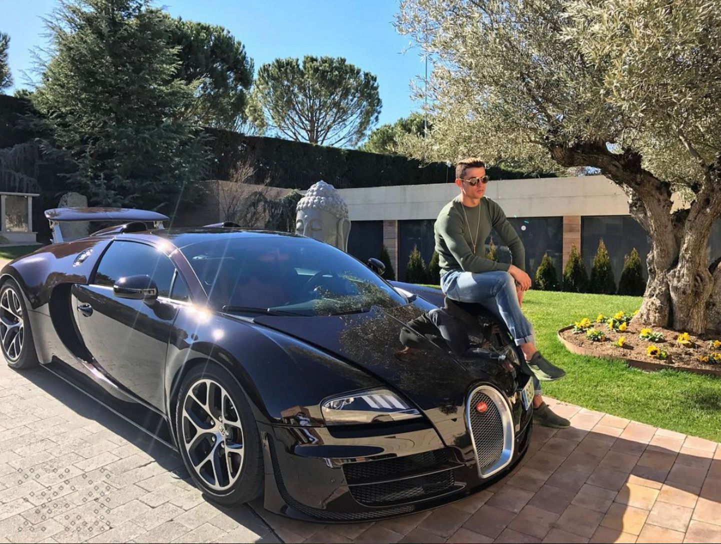 Cristiano Ronaldo oma uhke Bugatti Veyroniga.